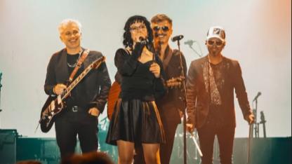 Ailesi "Gürültü" Dedi, Redd Sahne Verdi! Ece, İzmir'de Binlerce Kişiyle Söyledi