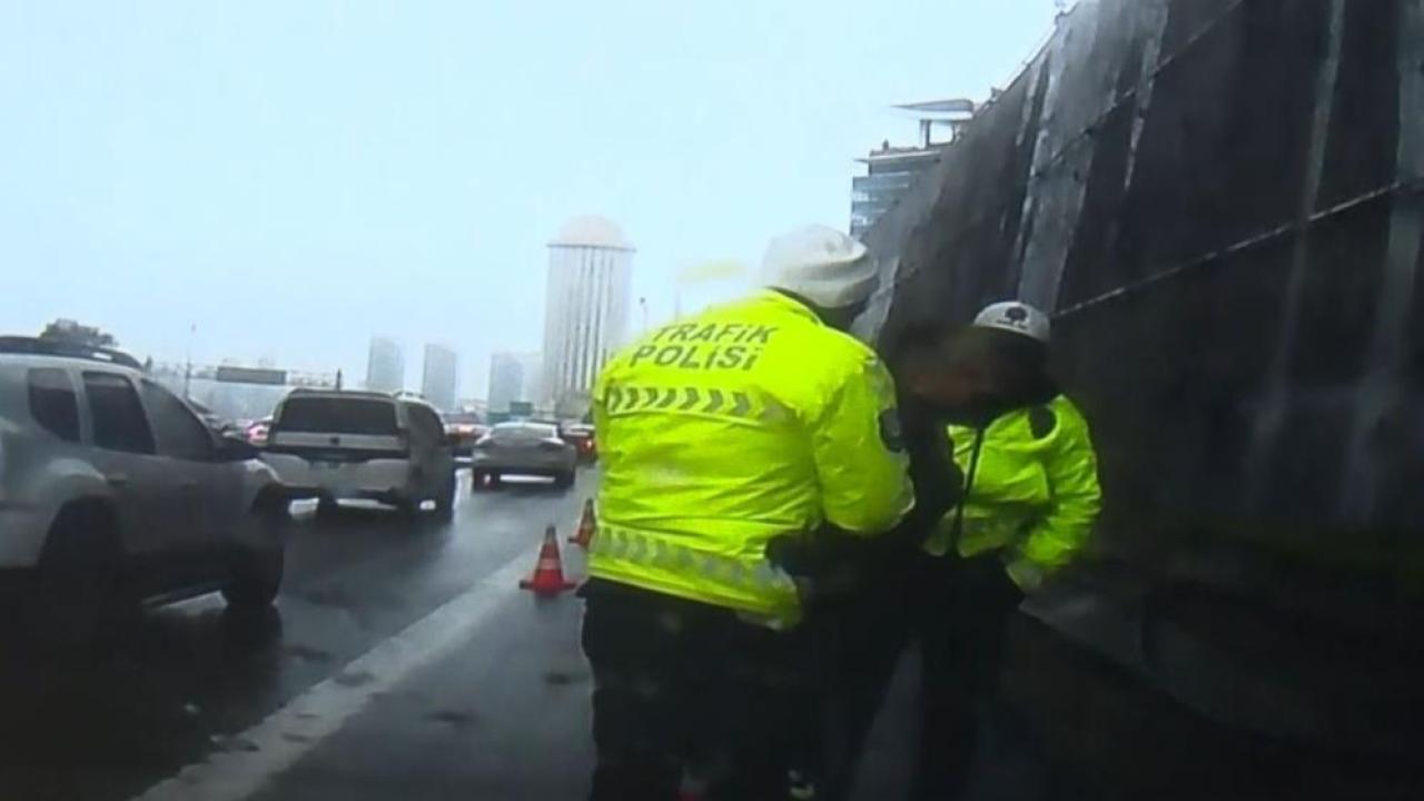 Küçükçekmece'de boğazına şeker kaçan sürücüyü polis heimlich manevrası ile kurtardı