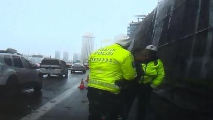 Küçükçekmece'de boğazına şeker kaçan sürücüyü polis heimlich manevrası ile kurtardı