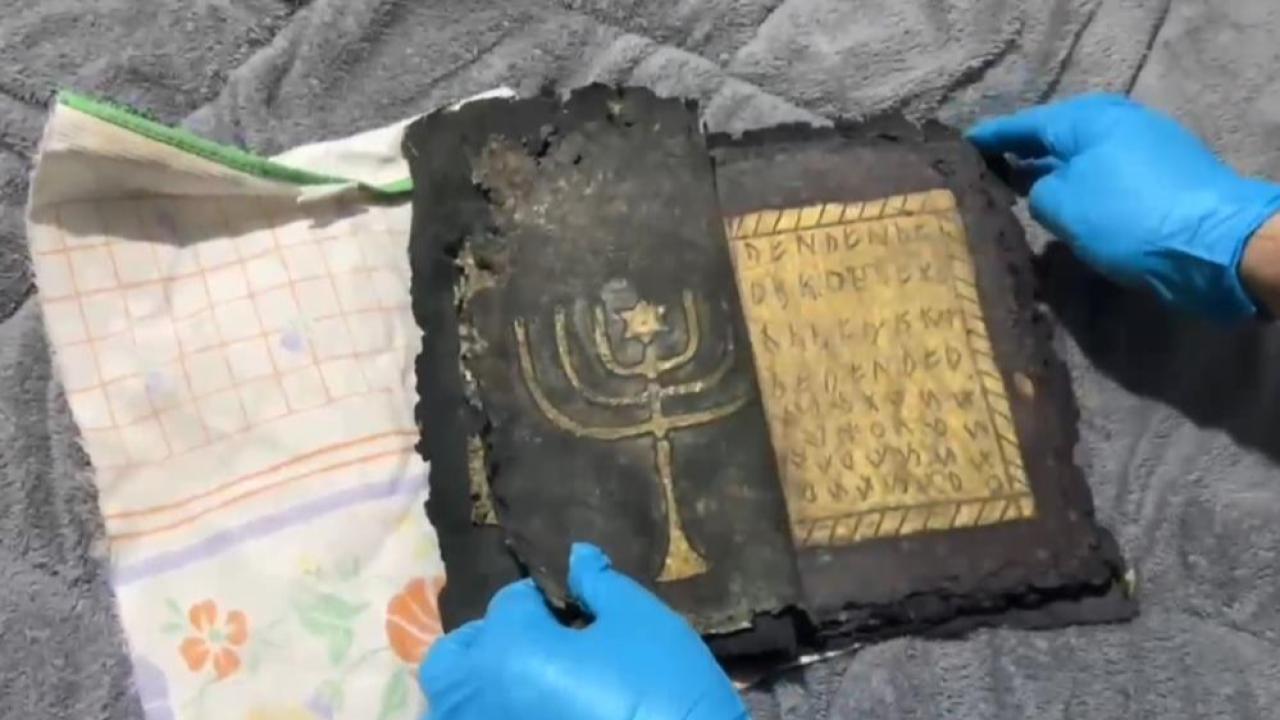 Aydın'da Tarihi Eser Operasyonu: Evinden Bizans Dönemine Ait Altın İşlemeli Tılsım Kitabı Çıktı!
