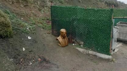 Gökçeada'da Atatürk büstünü söküp çöp kenarına attılar!