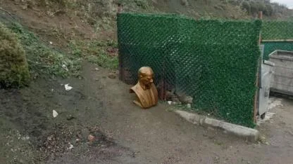 Gökçeada'da Atatürk büstünü söküp çöp kenarına attılar!