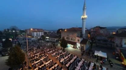 Protokol ve vatandaşlar Kalkım Belediyesi'nin iftar sofrasında