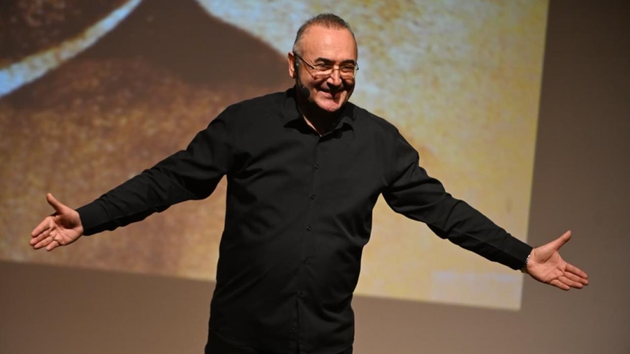 Sunay Akın “Mahya Işıkları” ile izleyicileri tarihsel bir yolculuğa çıkardı!