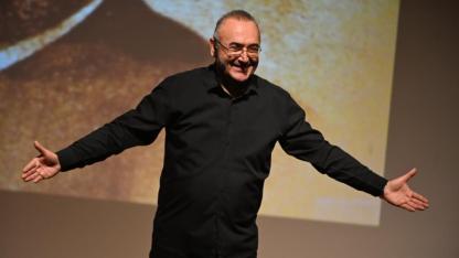 Sunay Akın “Mahya Işıkları” ile izleyicileri tarihsel bir yolculuğa çıkardı!