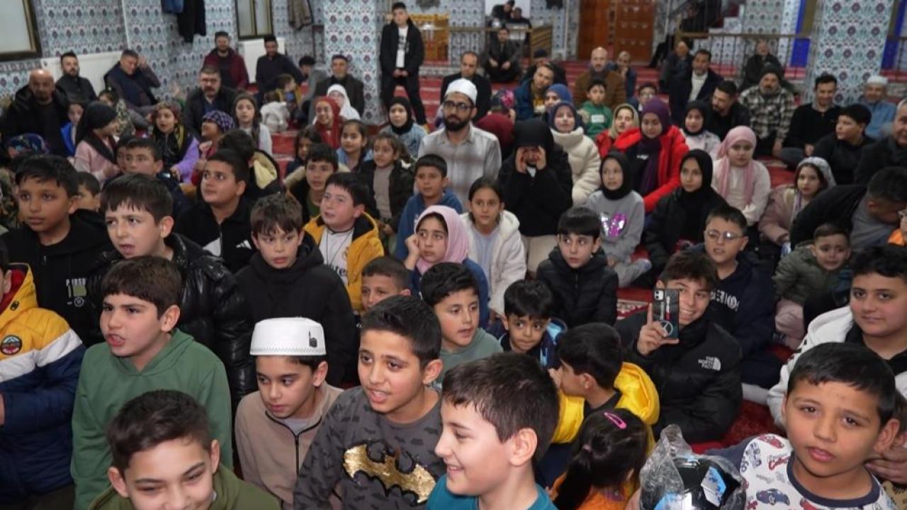 Teravih namazına camiye gelen çocuklar ilahi söyledi