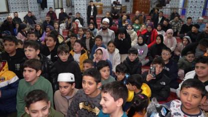 Teravih namazına camiye gelen çocuklar ilahi söyledi