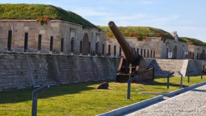 Toz, Toprak ve Çelik Yağmuru Altında Bir Destan: 18 Mart'ın "Ateş Hattı" Hamidiye Tabyası