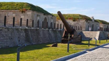 Toz, Toprak ve Çelik Yağmuru Altında Bir Destan: 18 Mart'ın "Ateş Hattı" Hamidiye Tabyası