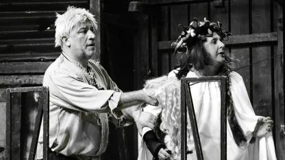 Ünlü Oyuncular İlker Ayrık ve Şevket Çoruh Dubai’de Mahsur Kaldı: Oyunlar Ertelendi