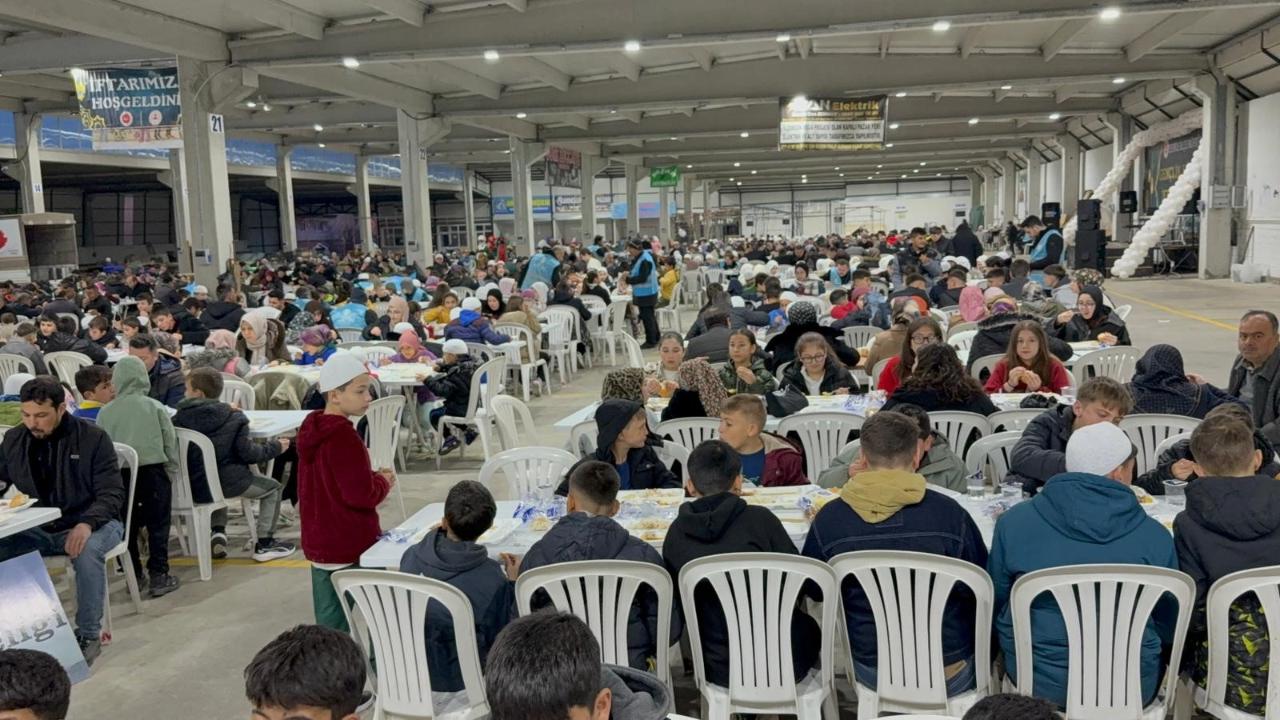 Yenice’de Gençlik Sofrası Kuruldu! Yüzlerce Genç İftarda Buluştu, Geleneksel Eğlencelerle Coştu