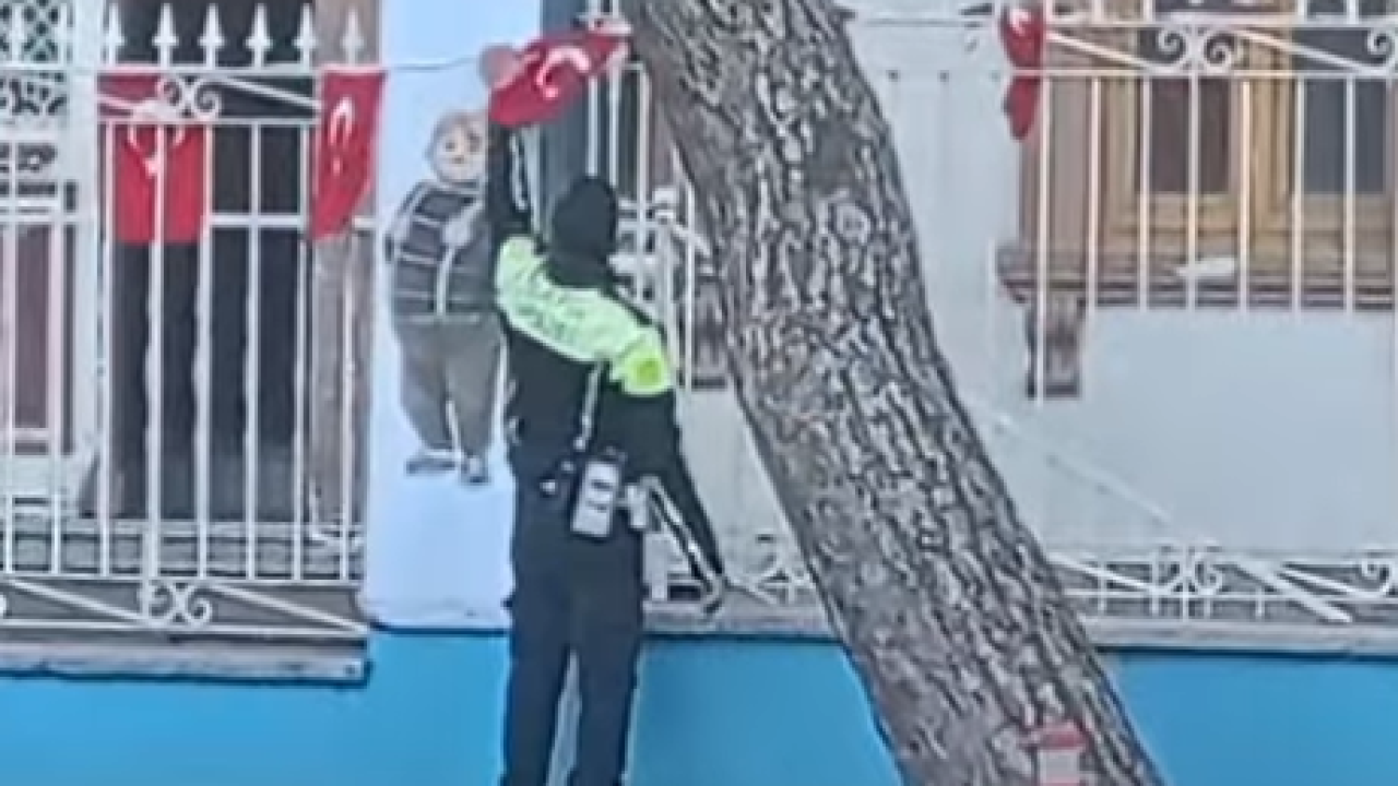 18 Mart İlkokulu Önünde Alkışlanan Hareket! Ters Dönen Türk Bayrağını Polis Düzeltti