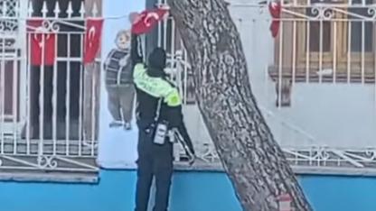 18 Mart İlkokulu Önünde Alkışlanan Hareket! Ters Dönen Türk Bayrağını Polis Düzeltti