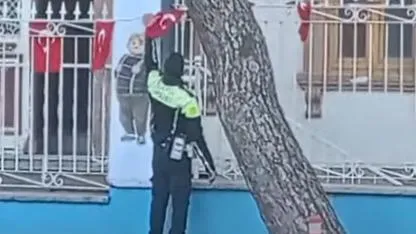 18 Mart İlkokulu Önünde Alkışlanan Hareket! Ters Dönen Türk Bayrağını Polis Düzeltti