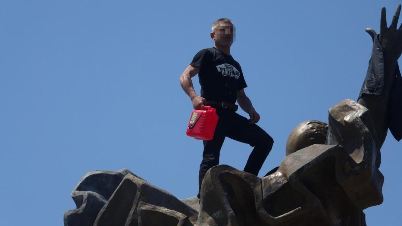 Antalya’da Nefesler Tutuldu! Elinde Benzinle Atatürk Heykelinin Tepesine Çıktı