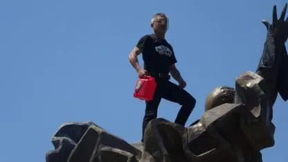 Antalya’da Nefesler Tutuldu! Elinde Benzinle Atatürk Heykelinin Tepesine Çıktı