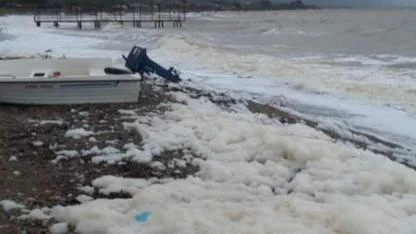 Ayvacık’ta Ne Oluyor? Sahil Şeridi Bir Anda Bembeyaz Köpükle Doldu