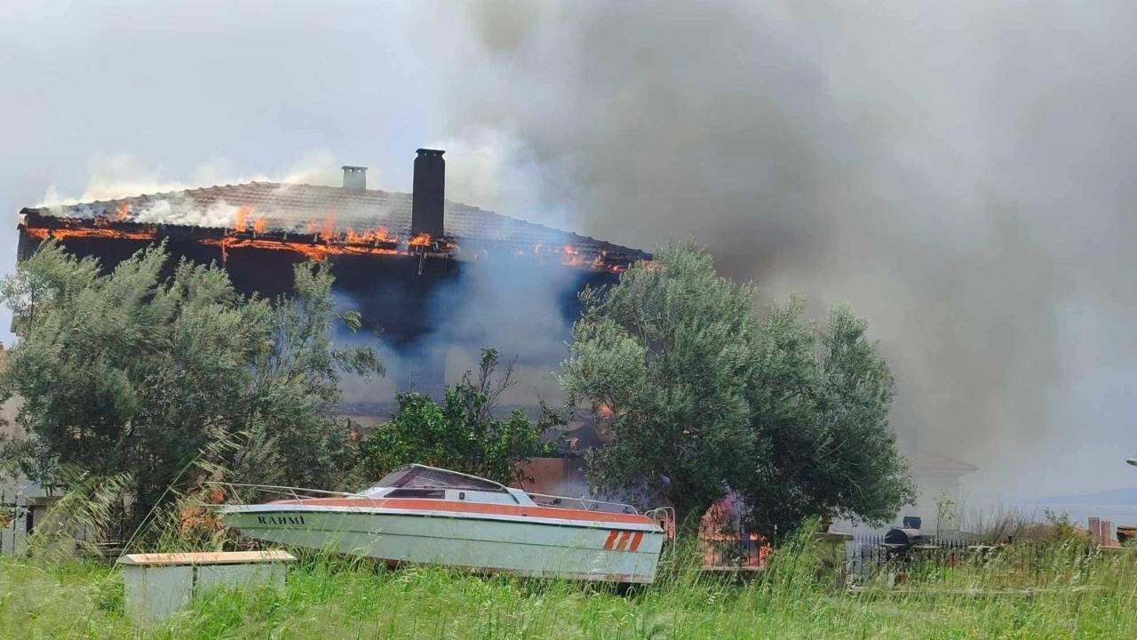 Ayvacık’ta Villa Alevlere Teslim Oldu! Site Sakinleri Panik Yaşadı… Son Anda Kurtarıldı