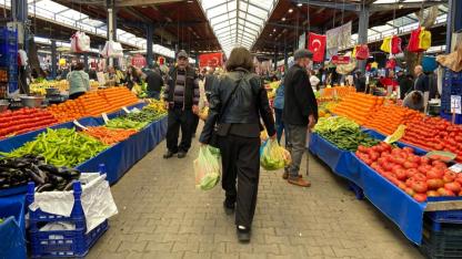 Çanakkale Cuma Pazarı’nda Bahar Yoğunluğu: Tezgahlarda Fiyatlar El Yakıyor