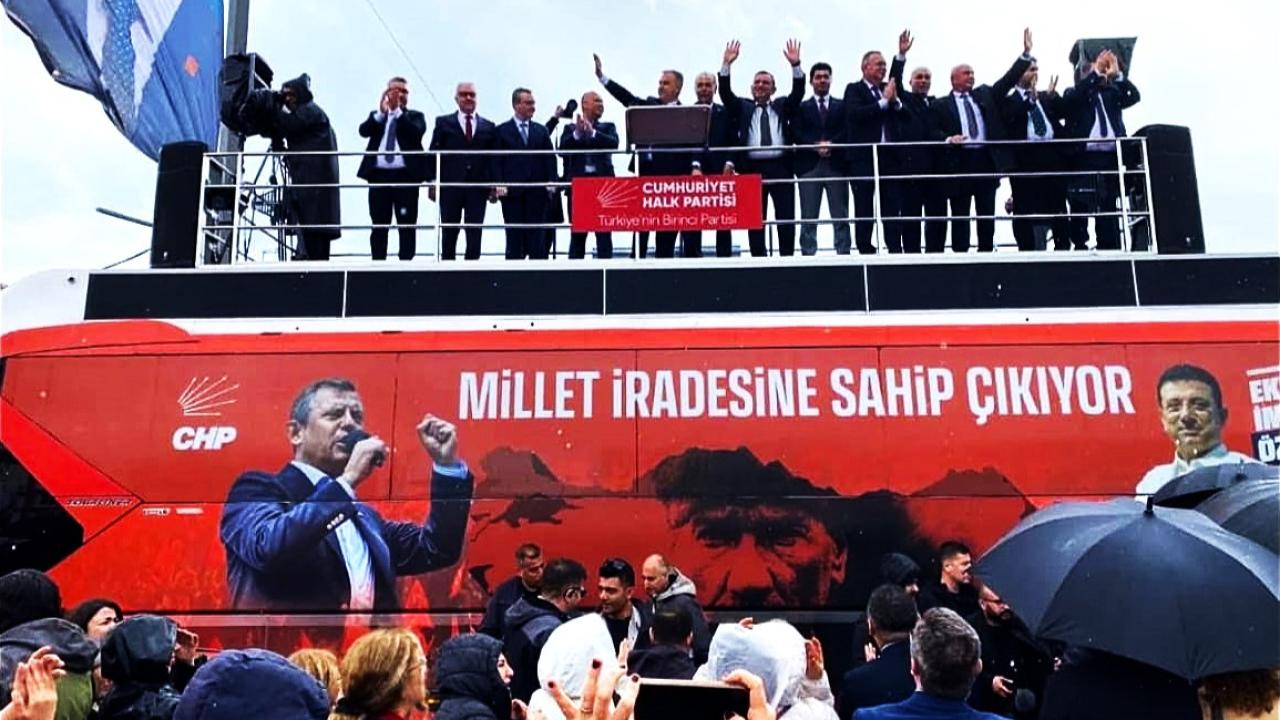 Çanakkale’de 35 Yıllık Hafıza Otobüsün Altında Kaldı: Yağmur Bardaktan, Vefasızlık Sandıktan mı Boşaldı?