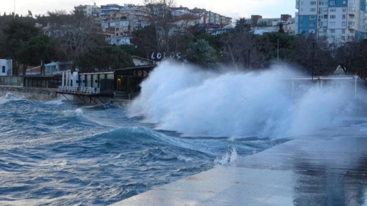 Çanakkale'de Fırtına Kabusu Başlıyor: Valilik Saat Vererek Uyardı, Dev Dalgalar Kapıda!