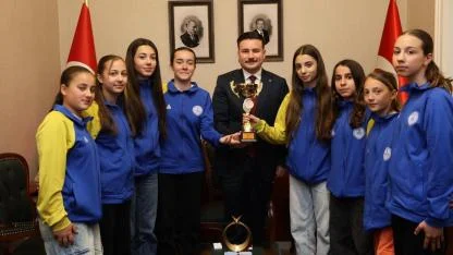 Çanakkale’de Gurur Günü: Şampiyon Kızlar Kaymakamlıkta Alkışlandı