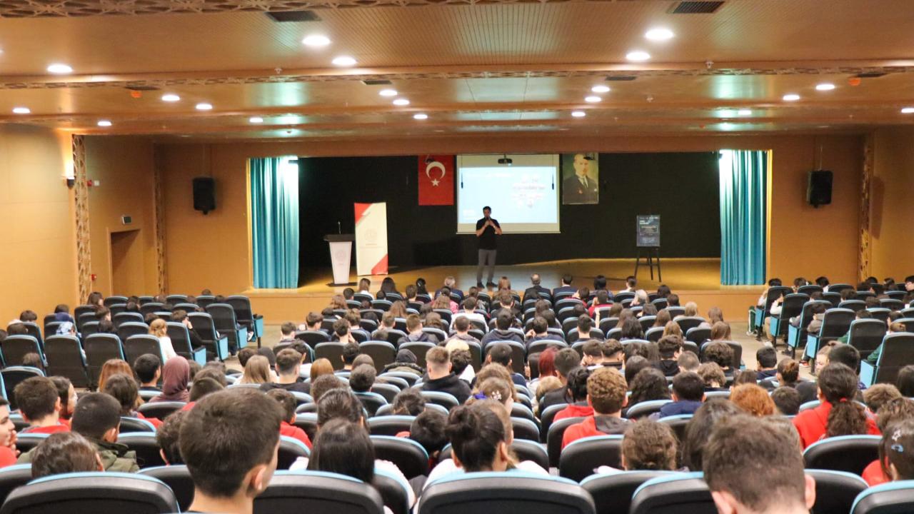 Çanakkale’de Öğrencilere Sosyal Medya ve İnternetin Bilinmeyen Yüzü Anlatıldı…
