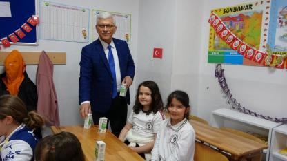 Çanakkale’de Öğrencilere Sürpriz Süt İkramı
