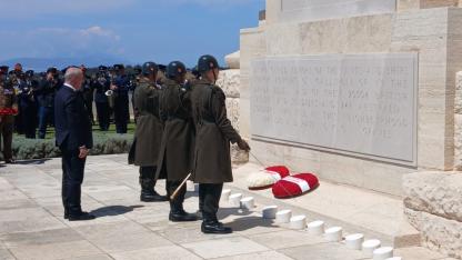 Cape Helles İngiliz Milletler Topluluğu Anıtı'na saygı duruşu