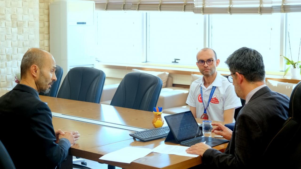 ÇOMÜ’lü öğrenci Türkiye’yi salladı! Engelleri aştı, zirveye koştu