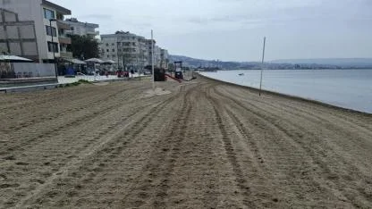 Dardanos ve Güzelyalı’da Temizlik Seferberliği! Kıyı Şeridi Atıklardan Arındırılıyor