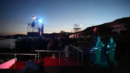 Gelibolu'da Anzaklar ‘Şafak Ayini’nde Atalarını Andı