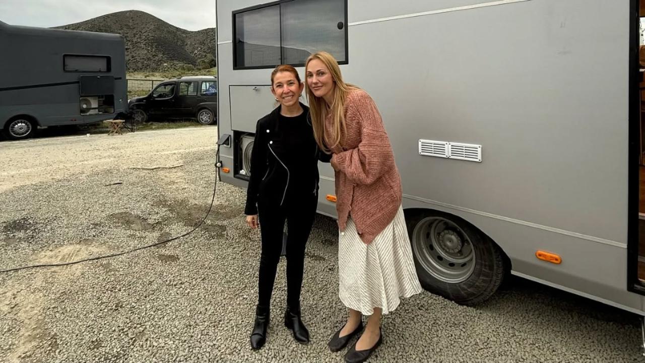 İmroz’da Bahar Setinden Samimi Kareler: Meryem Uzerli ve Halit Ergenç 15 Yıl Sonra Bir Arada!