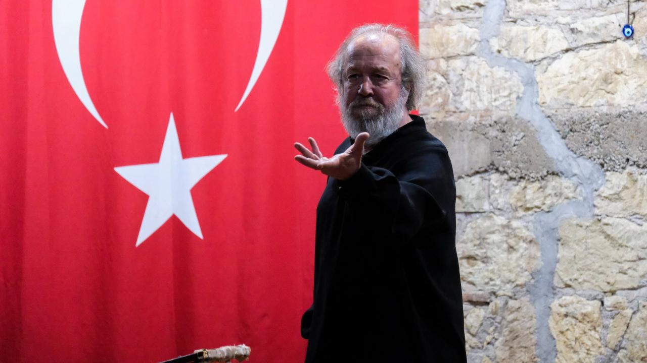 Nazım’ın Ölümsüz Eseri Küçükkuyu’da Devleşti: Yaşar Gündem’den Unutulmaz Performans