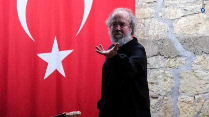 Nazım’ın Ölümsüz Eseri Küçükkuyu’da Devleşti: Yaşar Gündem’den Unutulmaz Performans