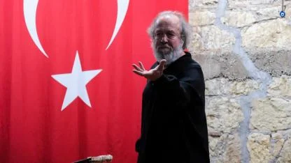 Nazım’ın Ölümsüz Eseri Küçükkuyu’da Devleşti: Yaşar Gündem’den Unutulmaz Performans