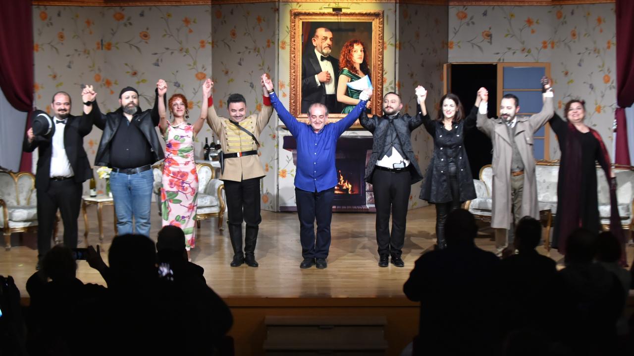 Çanakkale’de Perde "Bence Katil Öldürdü" İle Açıldı: Tiyatro Haftasına Görkemli Prömiyer!