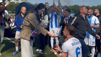 Bigasporlu futbolcudan yeşil sahada evlenme teklifi! Eren Makul diz çöktü, tribünler ayağa kalktı