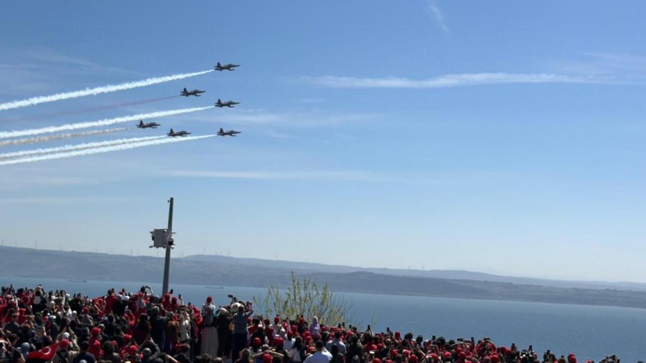 Şehitler Abidesi'nde Türk Yıldızları gösterisi nefesleri kesti