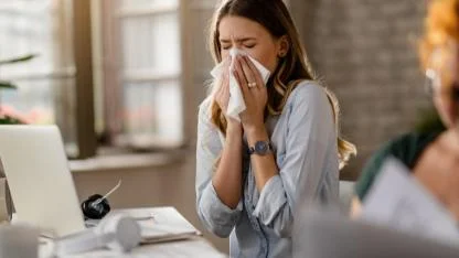 Sakın "Sadece Alerji" Deyip Geçmeyin! Basit Bir Hapşırık Sizi Ameliyat Masasına Götürebilir