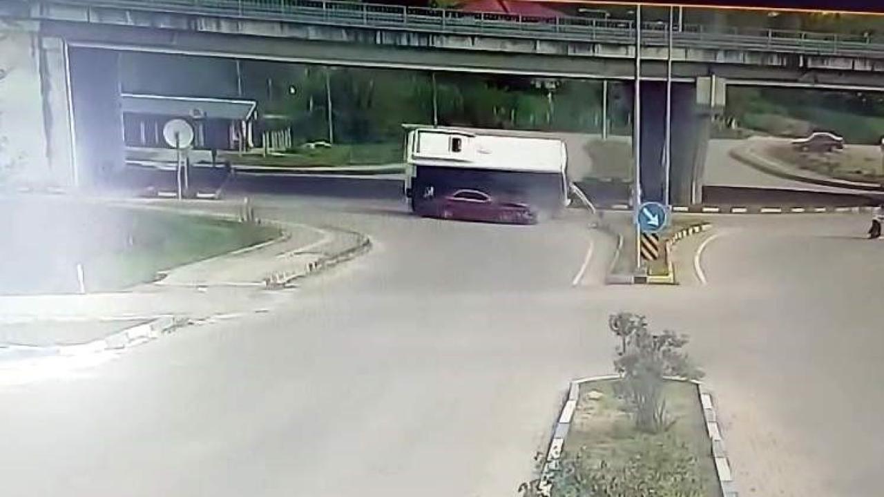 Üniversite Önünde Facia: Otobüs Otomobilin Üzerine Devrildi, 44 Yaralı