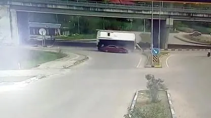 Üniversite Önünde Facia: Otobüs Otomobilin Üzerine Devrildi, 44 Yaralı