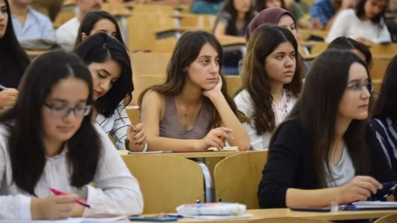 Üniversiteye Girecekler Dikkat! Yeni Yönetmelikte Gizli Detay… Bu Şartı Sağlamayan Tez Savunmasına Giremeyecek!