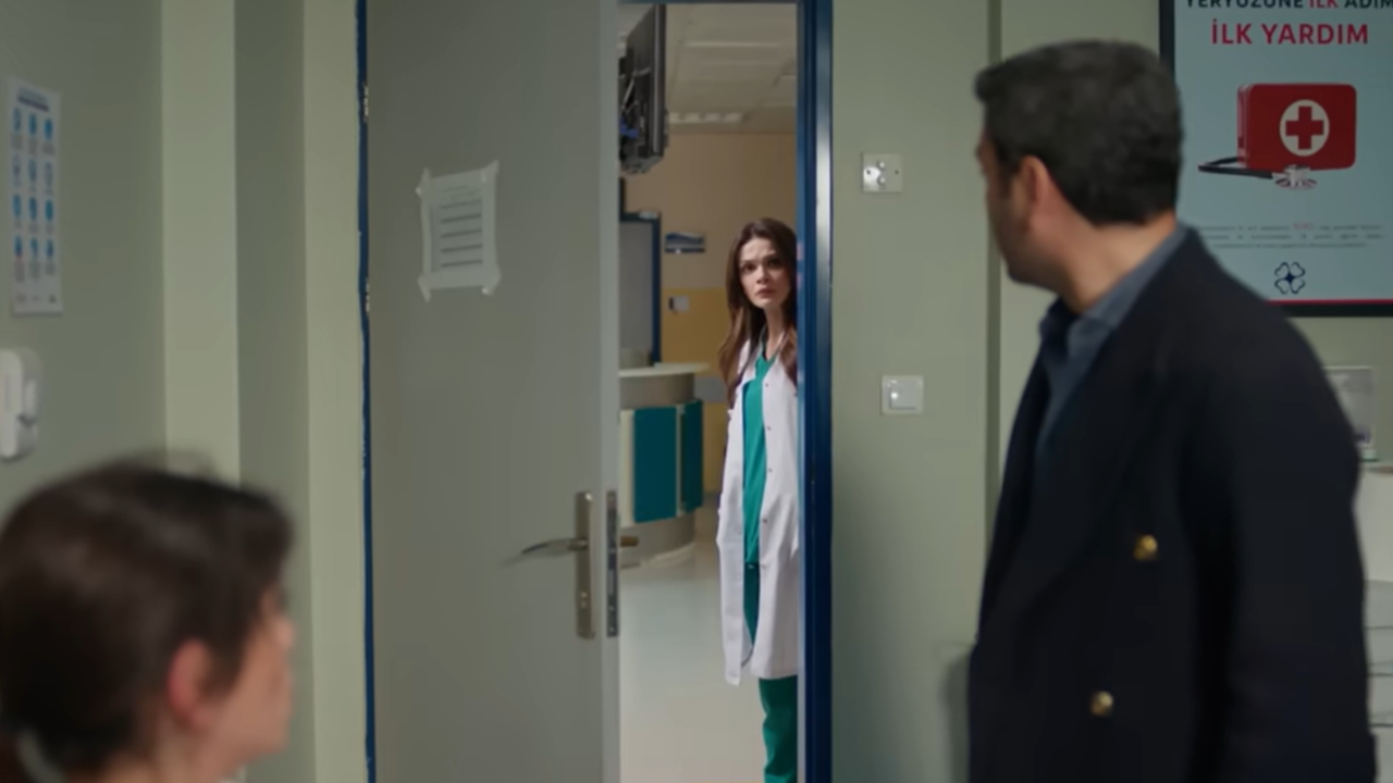 Uzak Şehir’de Şok Sahne! Alya Onları El Ele Görünce Yer Yerinden Oynadı!