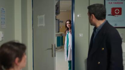 Uzak Şehir’de Şok Sahne! Alya Onları El Ele Görünce Yer Yerinden Oynadı!