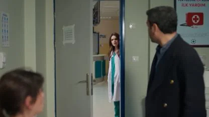 Uzak Şehir’de Şok Sahne! Alya Onları El Ele Görünce Yer Yerinden Oynadı!