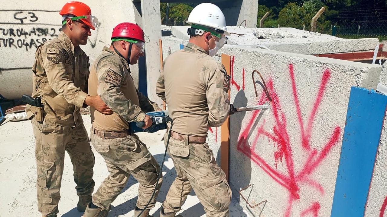 Çanakkale’de Dikkat Çeken Eğitim! Askeri Personel Enkaz Altına Girerek Hazırlandı