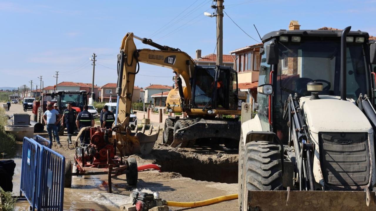 Gelibolu’da Belediye Ekipleri Sahaya İndi… Aynı Anda 5 Farklı Çalışma Dikkat Çekti