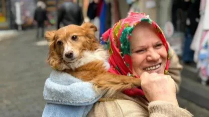 Battaniyeye Sarıp Sırtında Taşıyor! Pakize Teyze ve Kukuli’nin Yürek Isıtan Dostluğu!