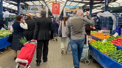 Çanakkale Cuma Pazarında fiyatlar düştü, yoğunluk arttı